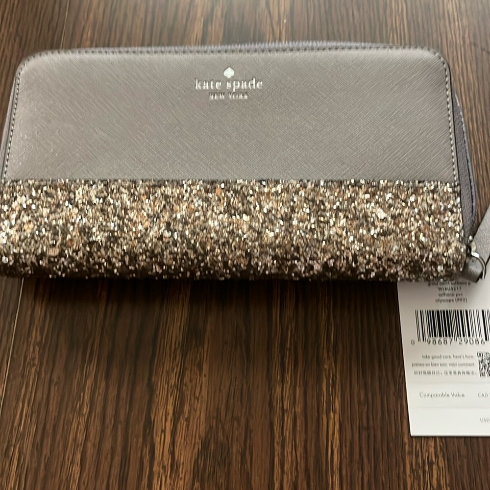 Kate Spade large wallet perfect condition still looks new selling matching bag